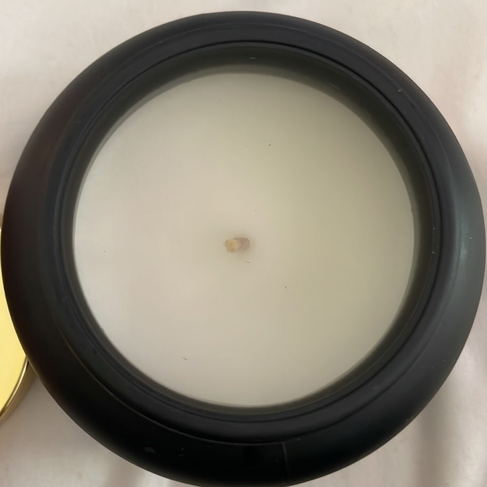 Amber Moss Scented Candle with Gold Lid - Picture 2 of 4